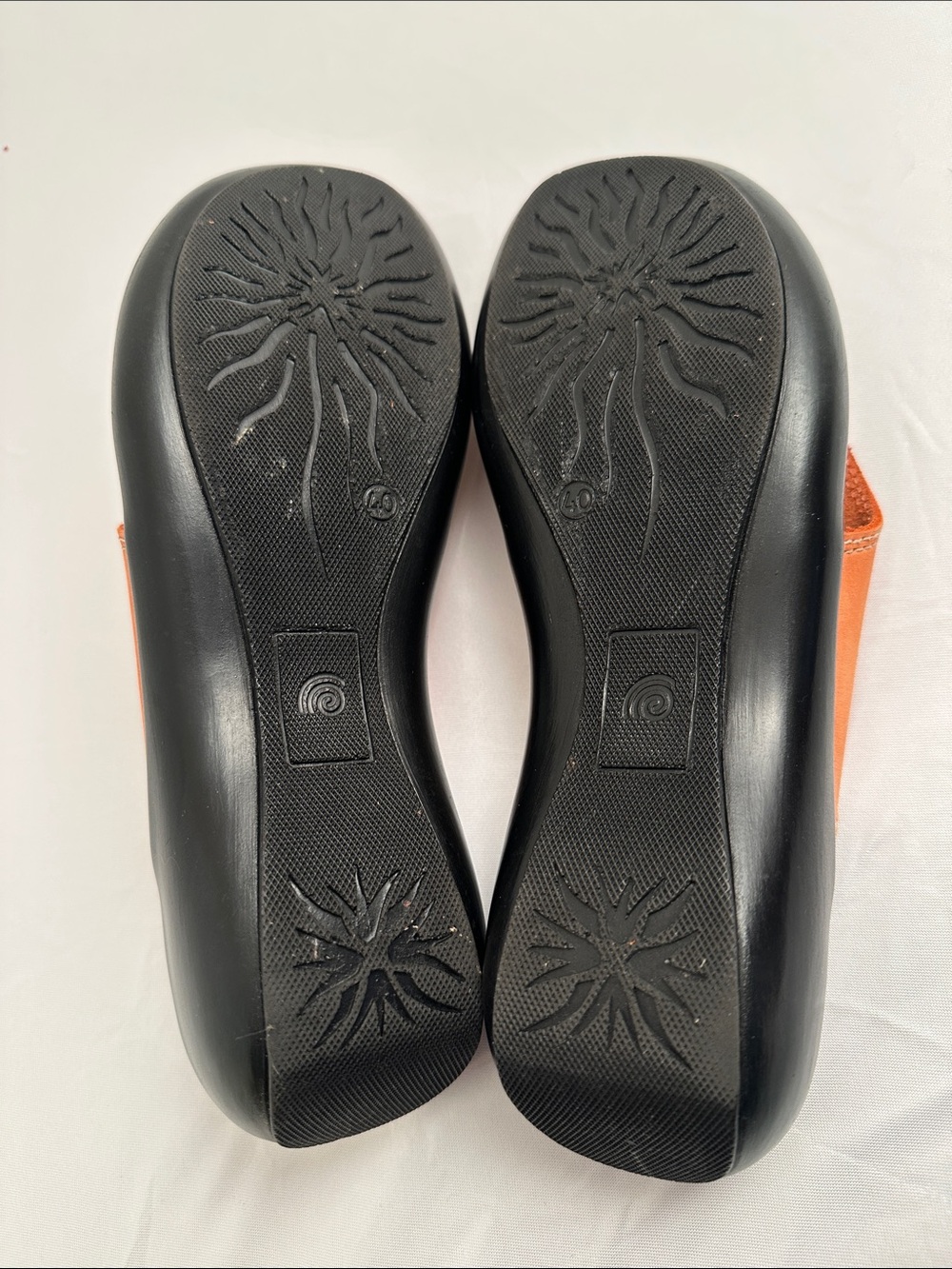 Saks Fifth Avenue Y2K cantaloupe suede thong sandals - Picture 5 of 8